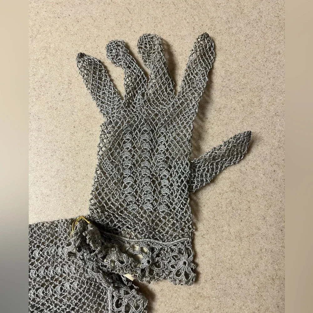 NWT 40’s / 50’s Vintage Jelleff’s Crochet Lace Gloves w Floral Cuff Motif